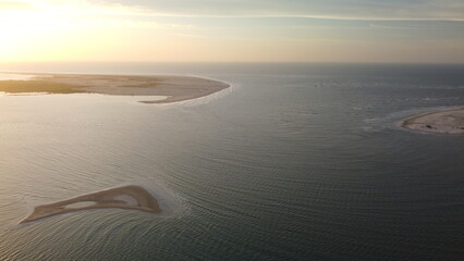 Vue aérienne panoramique paradisiaque de dunes de sable dans le désert avec lacs eau turquoise, Parc Lençois Maranhenses, Brésil
