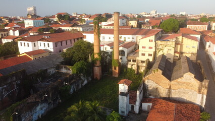 Vue aérienne panoramique de la ville colonial Sao Luis en bord de mer, Brésil
