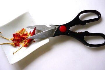 乾燥した赤唐辛子を切るイメージ