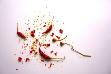 乾燥した赤唐辛子と弾けた種