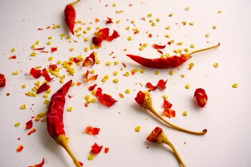 乾燥した赤唐辛子と弾けた種