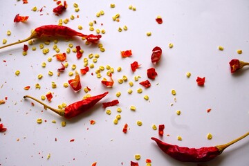 乾燥した赤唐辛子と弾けた種