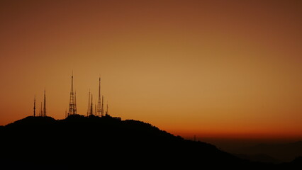 Obraz premium e coucher de soleil orangé depuis le pain de sucre à Rio avec une vue sur la mer et sur le Christ Rédempteur