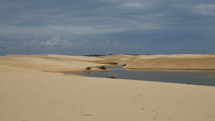 Photo paradisiaque de dunes de sable dans le désert avec lacs eau turquoise, Parc Lençois Maranhenses, Brésil