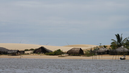 Photo paradisiaque de dunes de sable dans le désert avec lacs eau turquoise, Parc Lençois Maranhenses, Brésil
