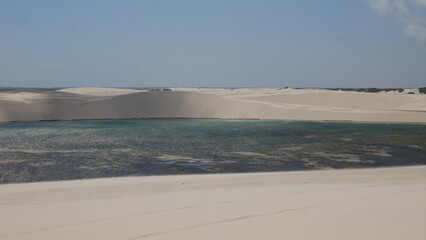 Photo paradisiaque de dunes de sable dans le d&eacute;sert avec lacs eau turquoise, Parc Len&ccedil;ois Maranhenses, Br&eacute;sil
