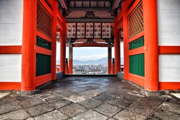 Higashiyama is one of the most iconic districts in Kyoto, where the past and present blend harmoniously. This charming area, with its narrow streets, traditional wooden houses, and ancient temples
