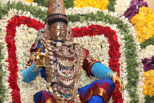 Hindu goddess Meenakshi Sundareswarar Amman statue	
