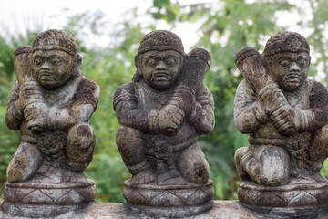 Obraz premium old statues from hindu religion, statues, dwarapala statues of the holy gates in hinduism.