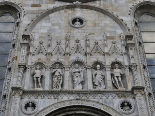 Obraz premium Statues and decorations of Santa Maria Assunta cathedral, Dome of Como, Lombardy, Italy