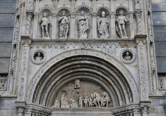 Obraz premium Statues and decorations of Santa Maria Assunta cathedral, Dome of Como, Lombardy, Italy