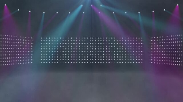 水色とピンクのライトが動くライブステージ