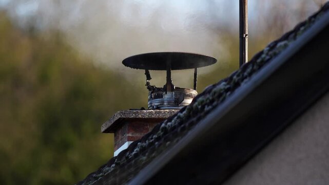 plan fixe dur une vieille chemin&eacute;e en hiver, par temps tr&egrave;s froid