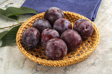 Obraz premium Ripe sweet tasty blue plum