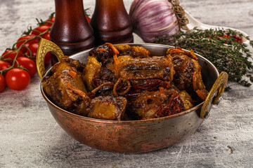 Baked oztail with tomato and carrot