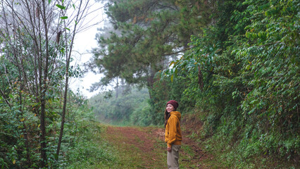 Naklejka premium Portrait image of a woman traveling in the forest