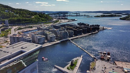 Vue aérienne panoramique de la ville Oslo avec architecture Barcode Project, la mer, opéra,...