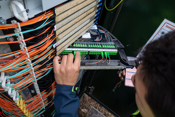 Técnico de fibra ótica efetua reparo em armário para restabelecer conexão de rede a clientes...