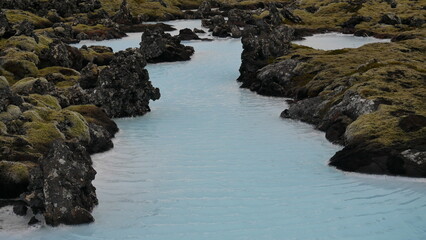 Blue Lagoon, Islande, lagon bleu, spa géothermique, eaux thermales, bain thermal, source chaude, bien-être, relaxation, tourisme, attraction touristique, paysage volcanique, nature, bain minéral, soin