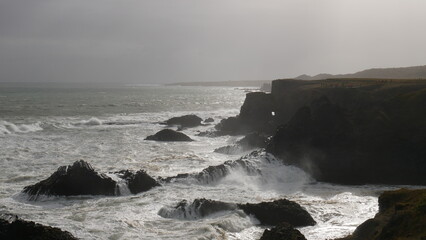 Obraz premium Snæfellsnes, Islande, péninsule, Snæfellsjökull, volcan, glacier, Kirkjufell, montagne, Arnarstapi, village de pêcheurs, Búðakirkja, église noire, Lóndrangar, falaises de basalte, Djúpalónssandur, pla