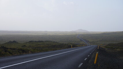 Vue aérienne au drone professionnel d’une voiture en Islande sur route désertique volcanique avec traversée de rivière off road, road trip 4x4
