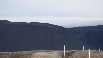 Vue aérienne au drone professionnel d’une voiture en Islande sur route désertique volcanique...