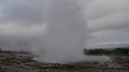 Geysir, Islande, geyser, Strokkur, éruption, source chaude, géothermie, Haukadalur, Golden Circle, nature, phénomène naturel, vapeur, eau chaude, activité géothermique, paysage, attraction touristique