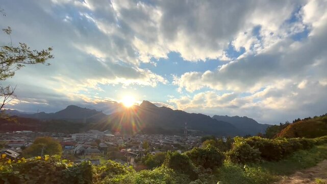 妙義山に沈む夕日に照らされた松井田町