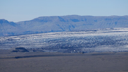 Vue a&eacute;rienne au drone professionnel d&rsquo;un glacier Skaftafell en Islande avec lac et iceberg
