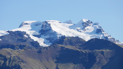 Vue aérienne au drone professionnel d’un glacier Skaftafell en Islande avec lac et iceberg
