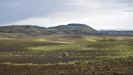 Vue aérienne panoramique de la chaîne de volcan Laki, désert de montagne de mousse, Islande
