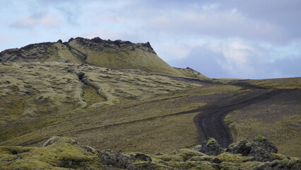 Vue aérienne panoramique de la chaîne de volcan Laki, désert de montagne de mousse, Islande
