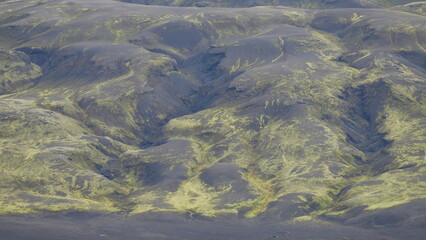 Vue aérienne panoramique de la chaîne de volcan Laki, désert de montagne de mousse, Islande
