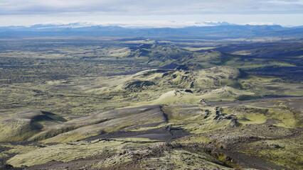 Vue aérienne panoramique de la chaîne de volcan Laki, désert de montagne de mousse, Islande
