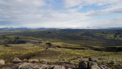 Vue aérienne panoramique de la chaîne de volcan Laki, désert de montagne de mousse, Islande
