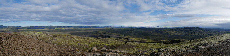 Vue aérienne panoramique de la chaîne de volcan Laki, désert de montagne de mousse, Islande
