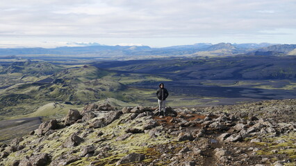 Vue aérienne panoramique de la chaîne de volcan Laki, désert de montagne de mousse, Islande
