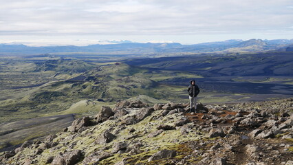 Vue aérienne panoramique de la chaîne de volcan Laki, désert de montagne de mousse, Islande
