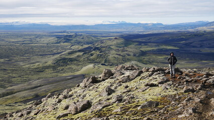 Vue aérienne panoramique de la chaîne de volcan Laki, désert de montagne de mousse, Islande
