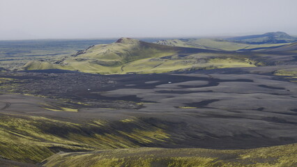Vue aérienne panoramique de la chaîne de volcan Laki, désert de montagne de mousse, Islande
