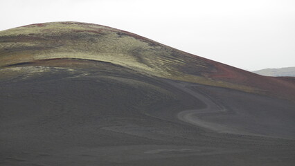 Vue aérienne panoramique de la chaîne de volcan Laki, désert de montagne de mousse, Islande
