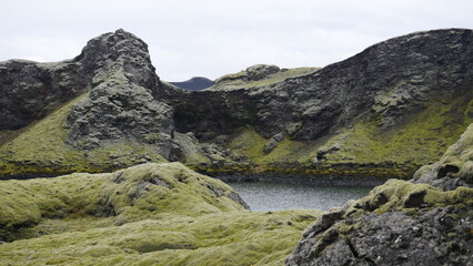 Vue aérienne panoramique de la chaîne de volcan Laki, désert de montagne de mousse, Islande
