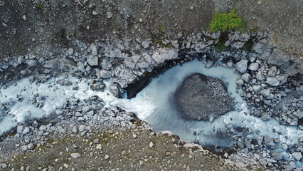 Vue aérienne immersive de la vallée avec rivière et cascade, Islande
