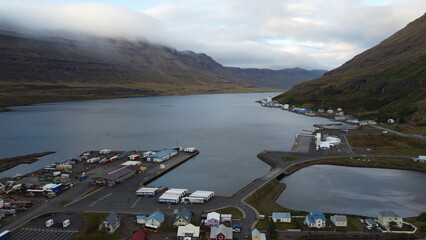 Vue aérienne au drone professionnel une ville en Islande en bord de mer, Seydisfjordur
