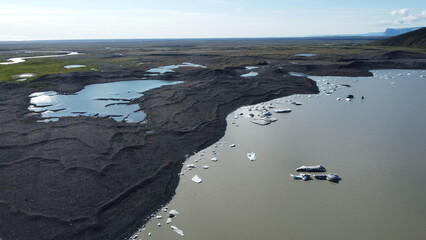 Vue aérienne au drone professionnel d’un glacier Skaftafell en Islande avec lac et iceberg
