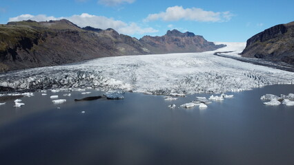Vue aérienne au drone professionnel d’un glacier Skaftafell en Islande avec lac et iceberg
