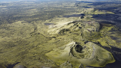 Vue aérienne panoramique de la chaîne de volcan Laki, désert de montagne de mousse, Islande
