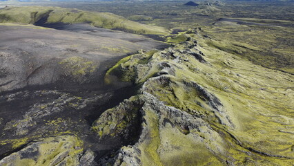Vue aérienne panoramique de la chaîne de volcan Laki, désert de montagne de mousse, Islande
