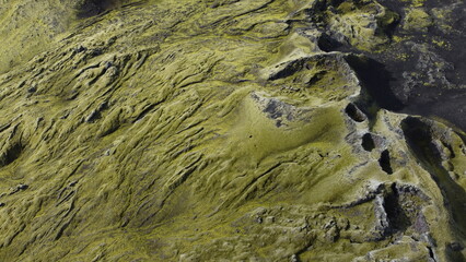 Vue aérienne panoramique de la chaîne de volcan Laki, désert de montagne de mousse, Islande
