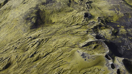 Vue aérienne panoramique de la chaîne de volcan Laki, désert de montagne de mousse, Islande
